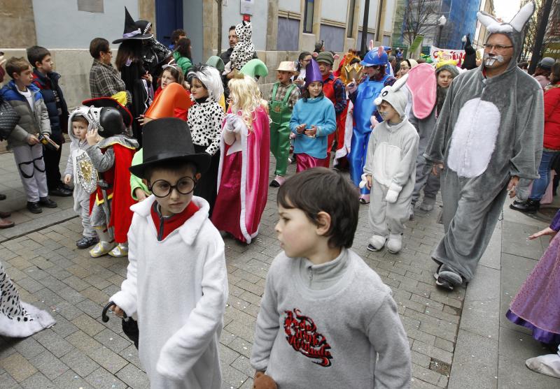 Desfile infantil de Antroxu por las calles de Gijón