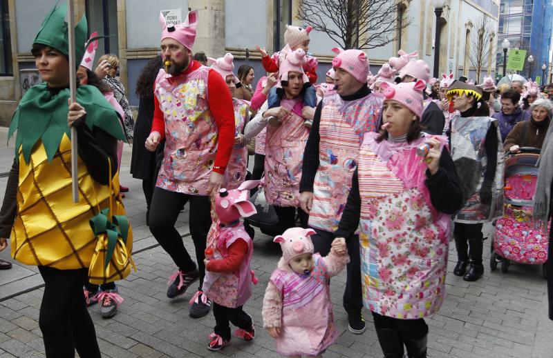 Desfile infantil de Antroxu por las calles de Gijón