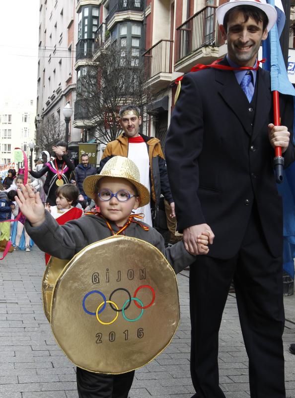 Desfile infantil de Antroxu por las calles de Gijón