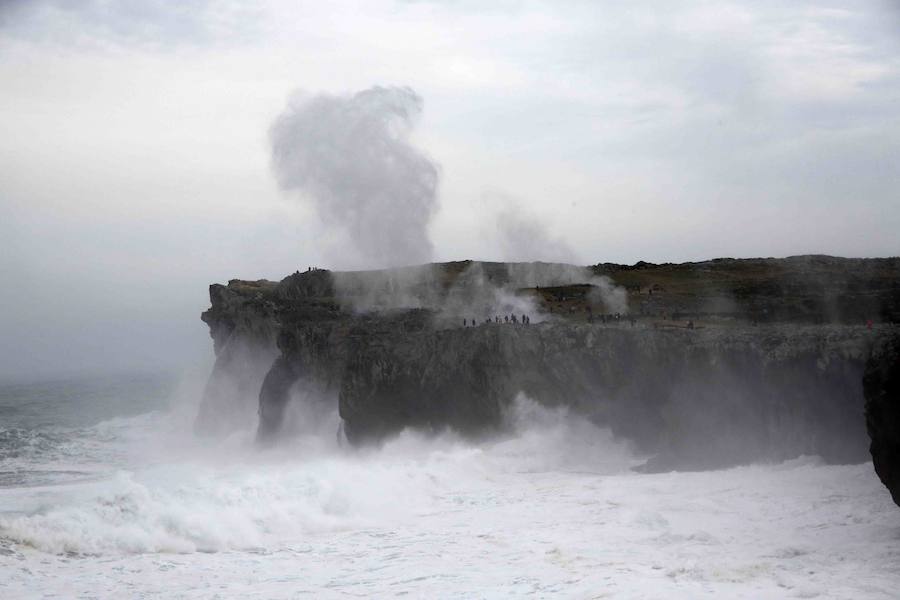 Las espectaculares imágenes de los Bufones de Pría por el temporal