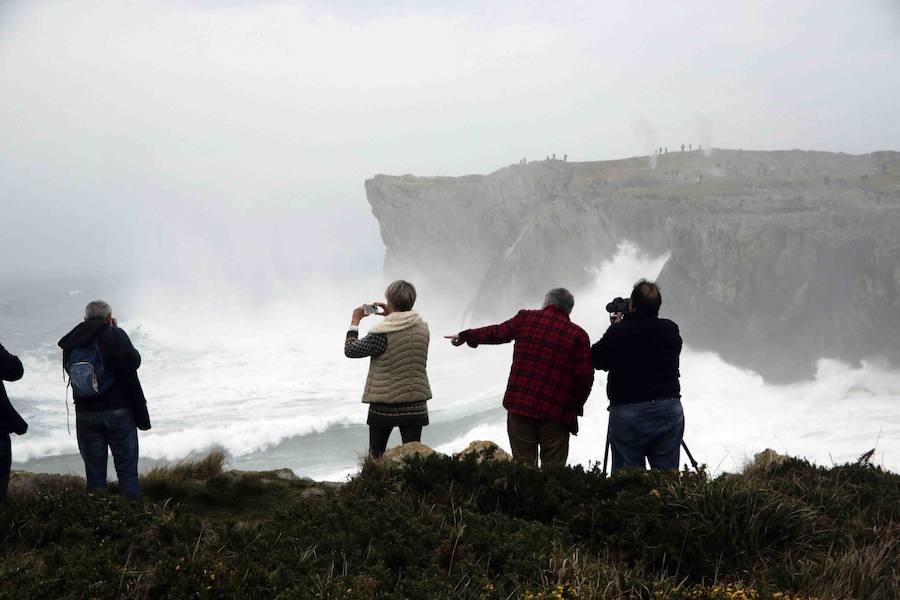 Las espectaculares imágenes de los Bufones de Pría por el temporal