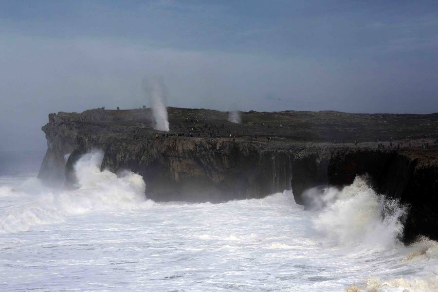 Las espectaculares imágenes de los Bufones de Pría por el temporal