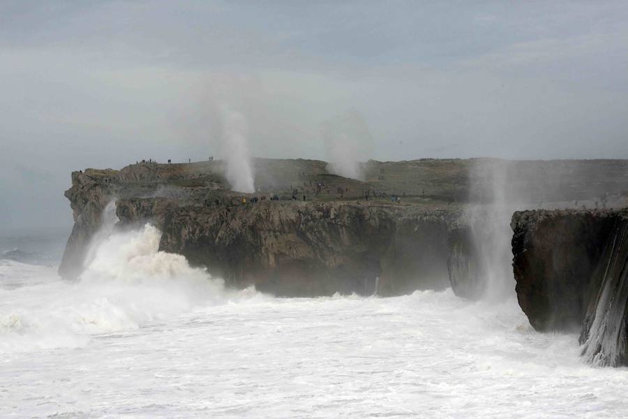 Las espectaculares imágenes de los Bufones de Pría por el temporal