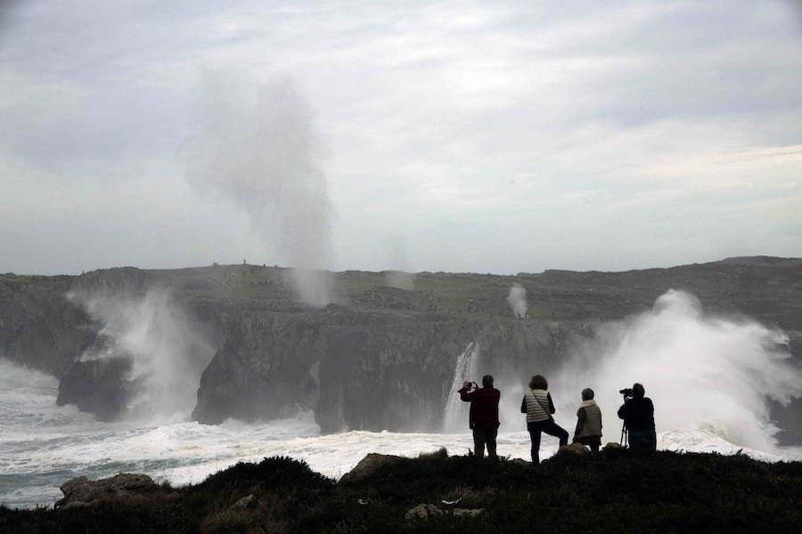 Las espectaculares imágenes de los Bufones de Pría por el temporal