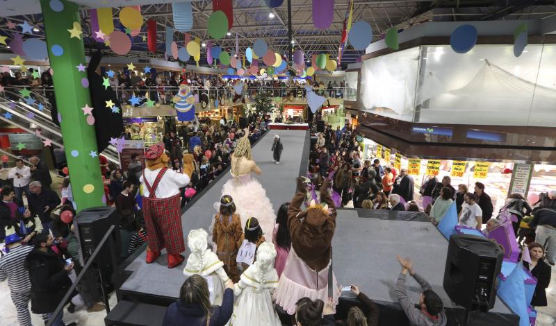 Los niños desfilan en los centros comerciales de Avilés