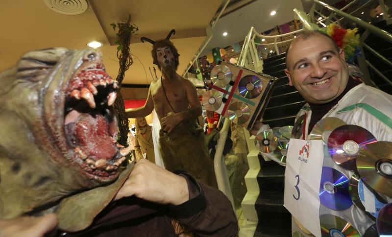 Los niños desfilan en los centros comerciales de Avilés