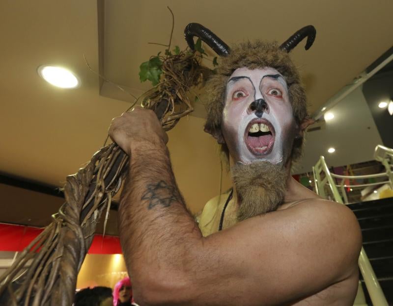 Los niños desfilan en los centros comerciales de Avilés