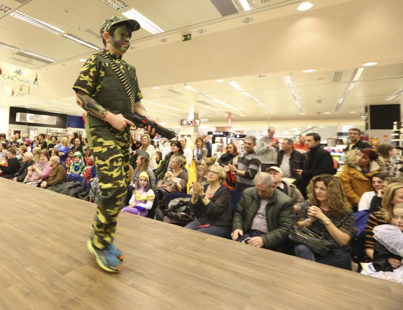 Los niños desfilan en los centros comerciales de Avilés