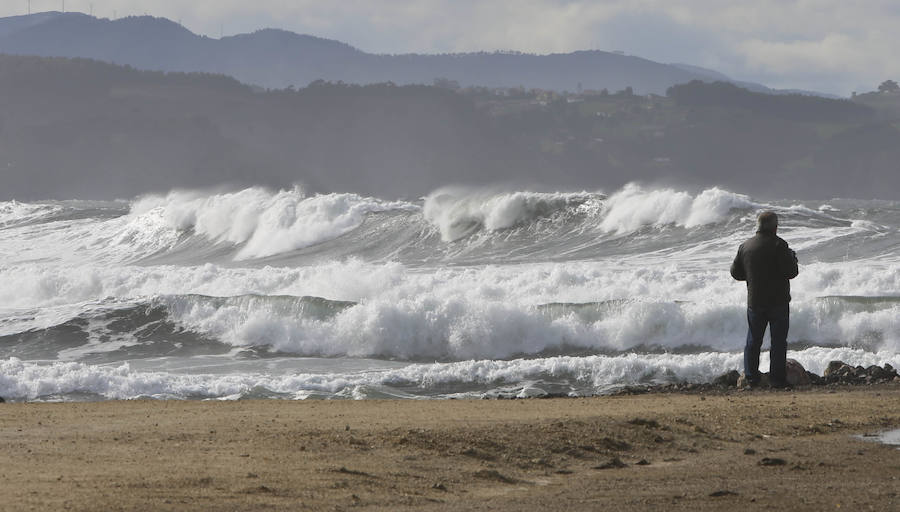 El litoral asturiano, en alerta por olas de hasta nueve metros