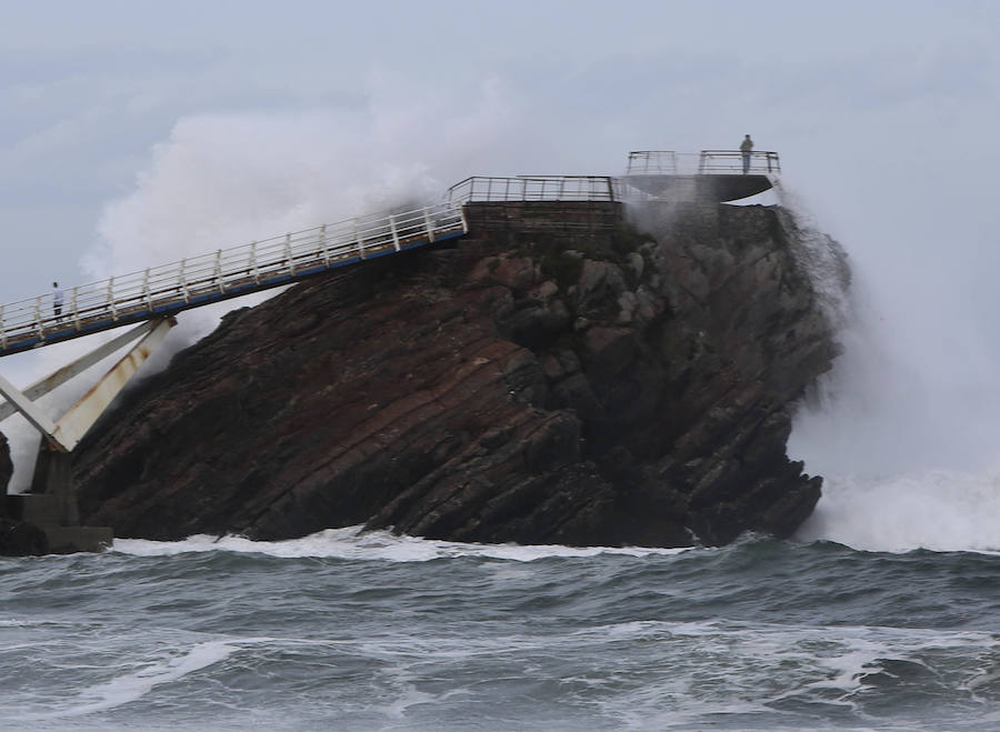 El litoral asturiano, en alerta por olas de hasta nueve metros