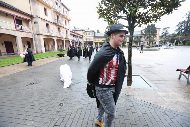 El Antroxu se despide quemando sardinas