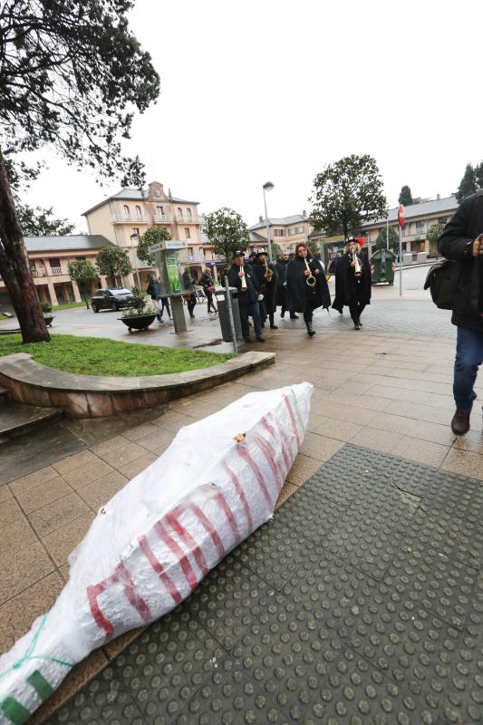 El Antroxu se despide quemando sardinas