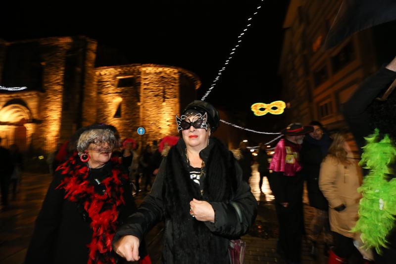 El Antroxu se despide quemando sardinas