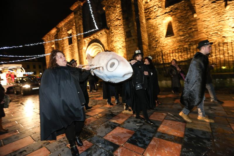 El Antroxu se despide quemando sardinas