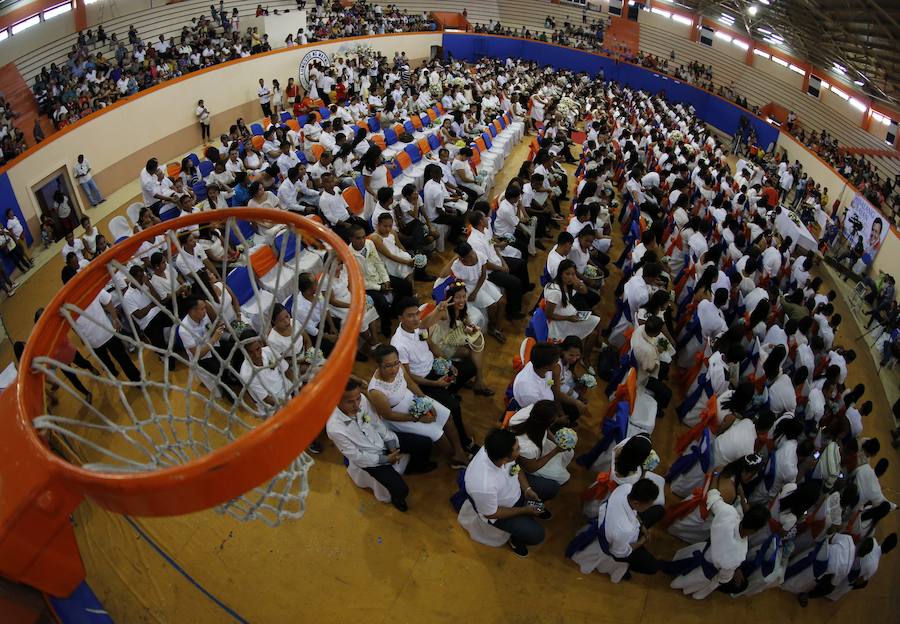 Boda masiva en Manila para celebrar San Valentín