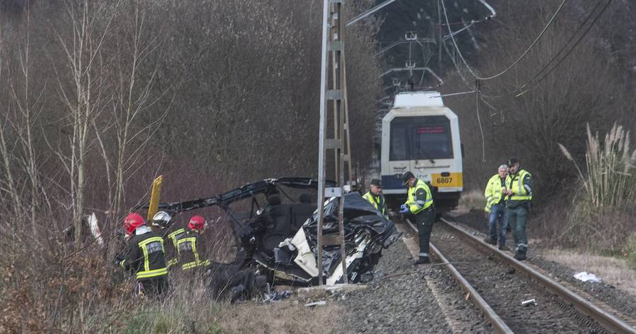 Un matrimonio fallece al ser arrollada su furgoneta por un tren en Cantabria