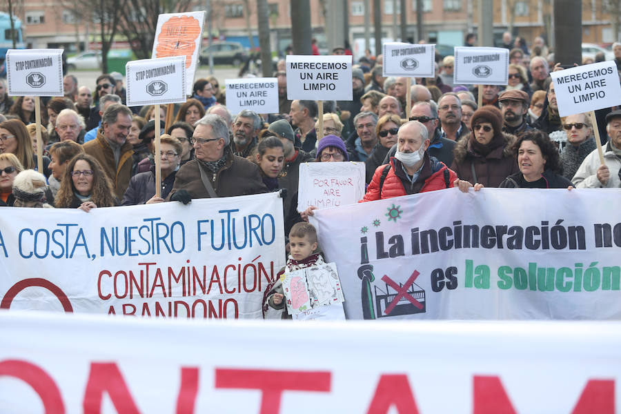 Vecinos de Gijón protestan contra la contaminación