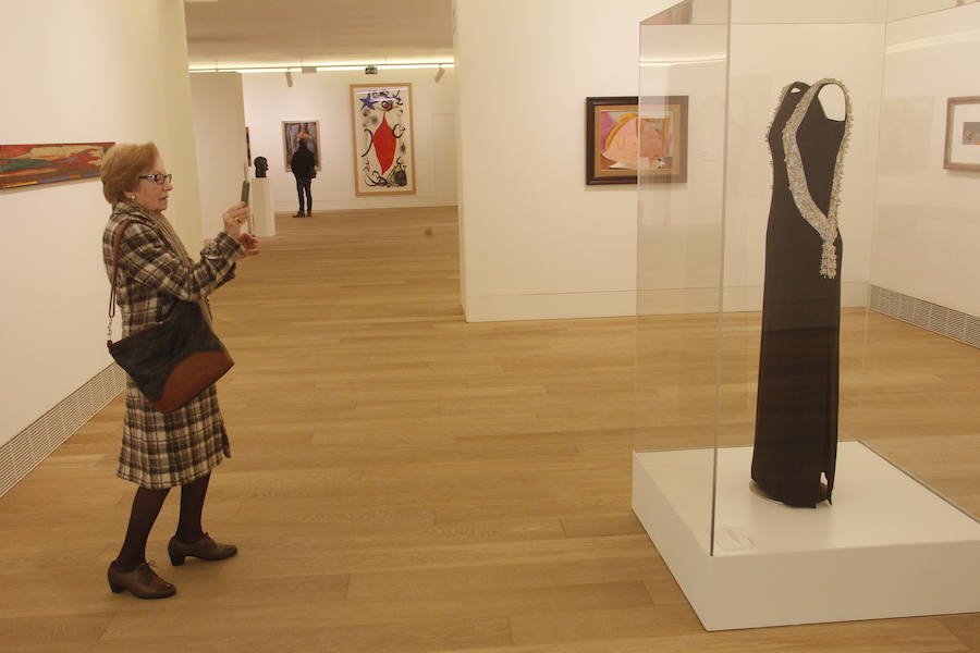 El Museo de Bellas Artes exhibe un vestido de noche de Cristóbal Balenciaga