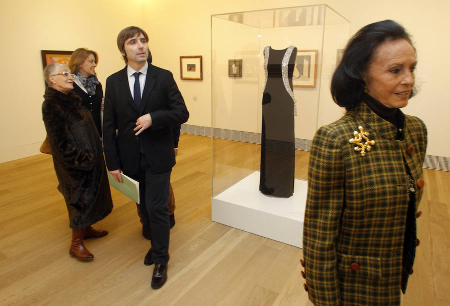 El Museo de Bellas Artes exhibe un vestido de noche de Cristóbal Balenciaga
