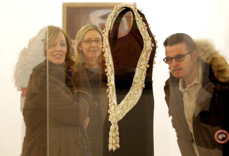 El Museo de Bellas Artes exhibe un vestido de noche de Cristóbal Balenciaga