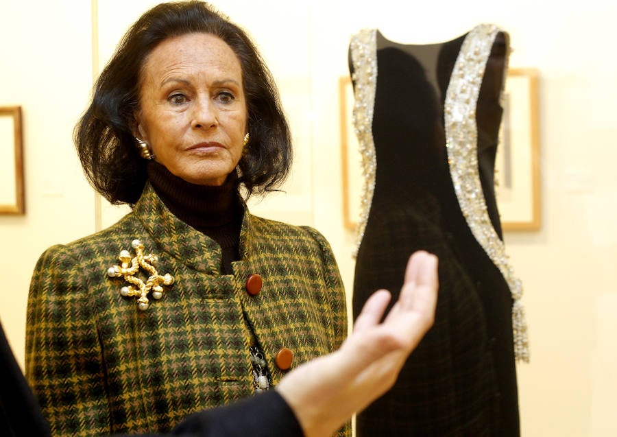 El Museo de Bellas Artes exhibe un vestido de noche de Cristóbal Balenciaga