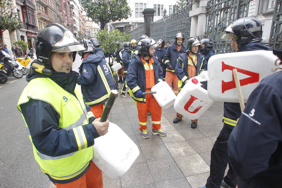 Bomberos de Asturias marcha hasta la Junta para exigir cambios en su organización