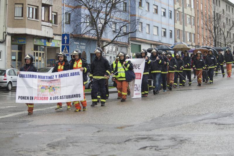 Bomberos de Asturias marcha hasta la Junta para exigir cambios en su organización