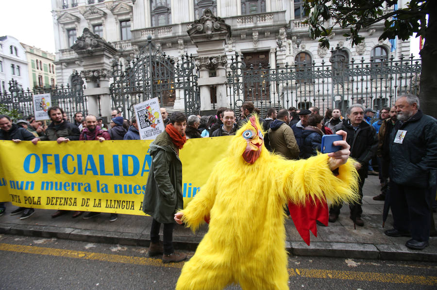 Protesta ante la Junta contra el veto a la llingua