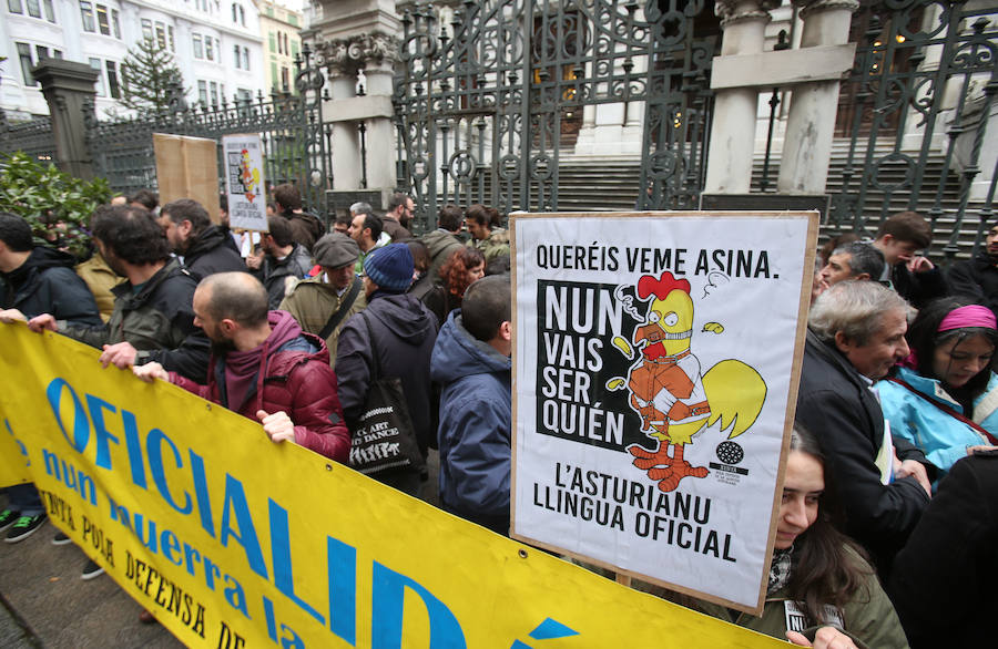 Protesta ante la Junta contra el veto a la llingua