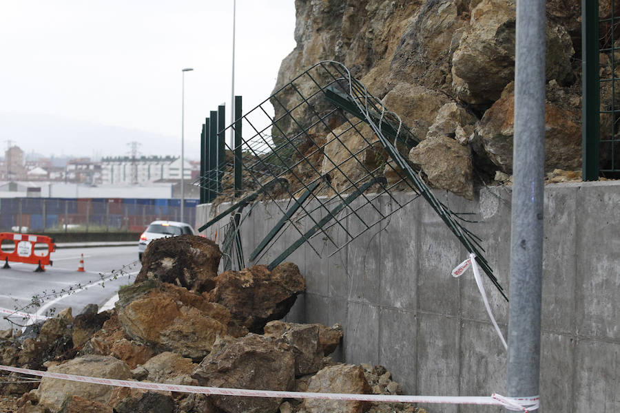 Un argayo corta un carril en la carretera general de Jove