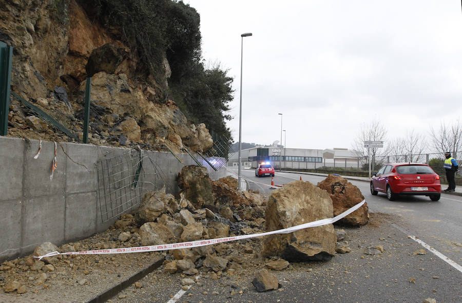 Un argayo corta un carril en la carretera general de Jove
