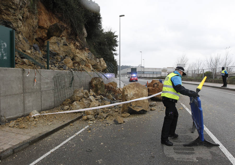 Un argayo corta un carril en la carretera general de Jove