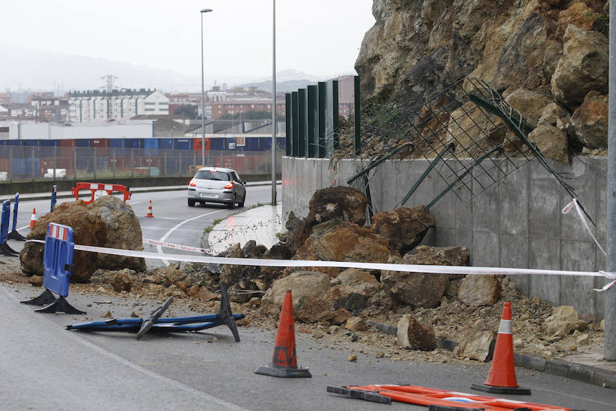 Un argayo corta un carril en la carretera general de Jove