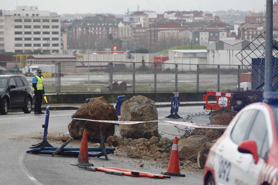 Un argayo corta un carril en la carretera general de Jove