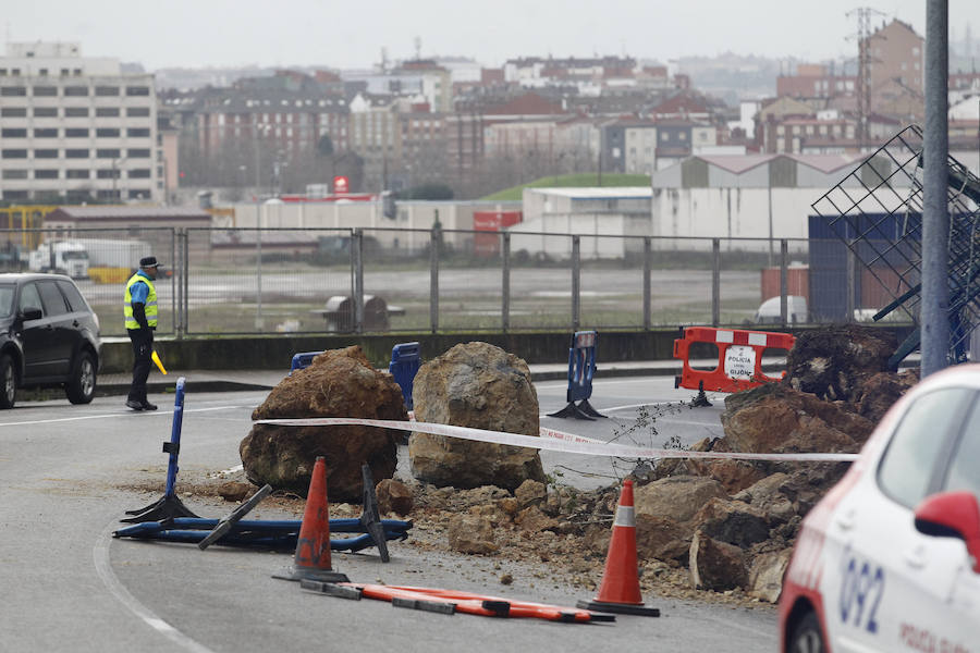 Un argayo corta un carril en la carretera general de Jove