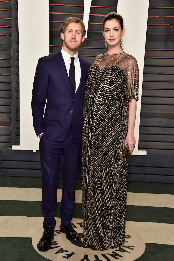 Los actores Adam Shulman y Anne Hathaway.