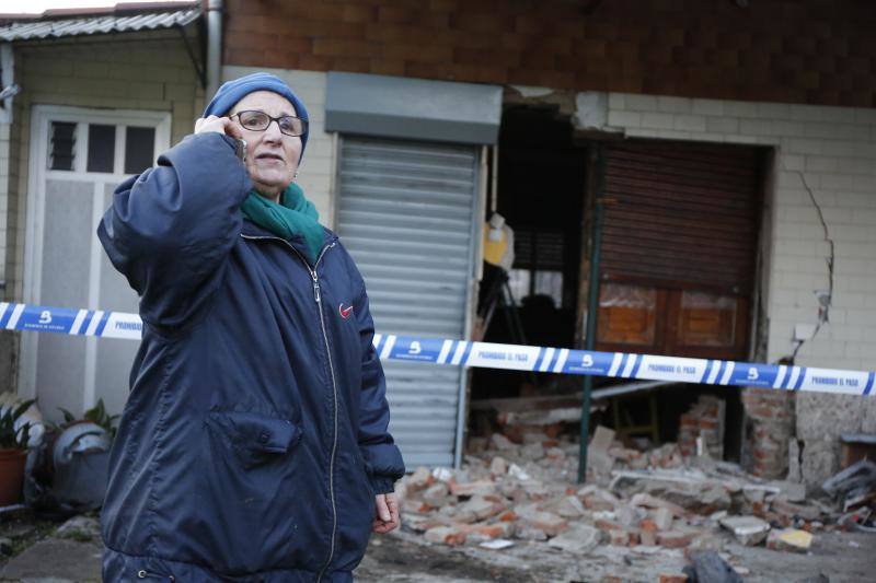 Desalojada una vivienda en Blimea tras empotrarse un coche contra ella