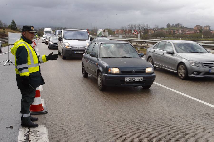 Un accidente provoca importantes retenciones en la A-66