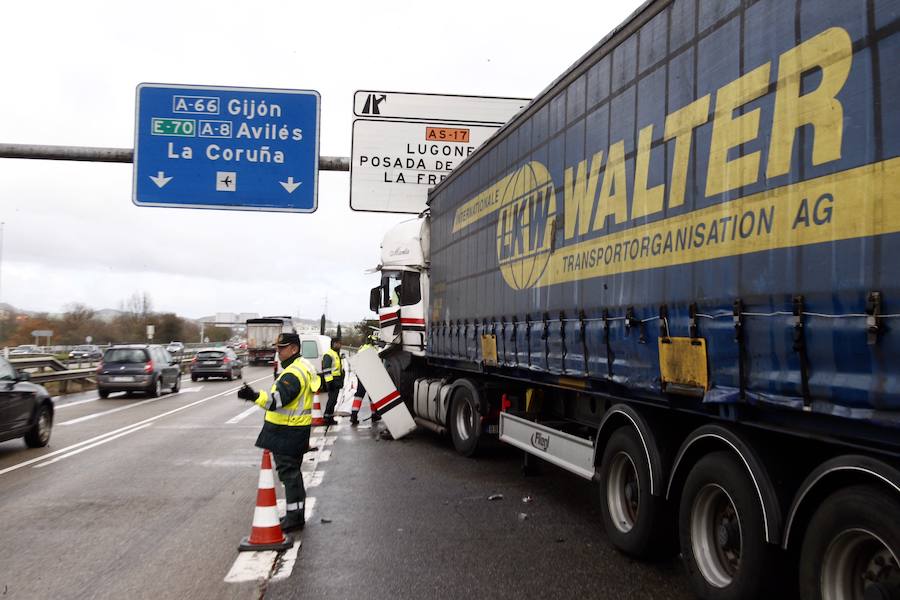 Un accidente provoca importantes retenciones en la A-66