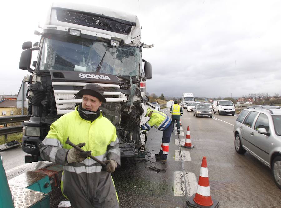 Un accidente provoca importantes retenciones en la A-66