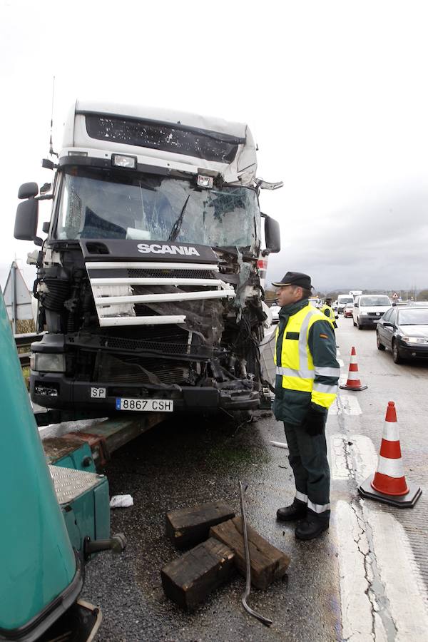 Un accidente provoca importantes retenciones en la A-66