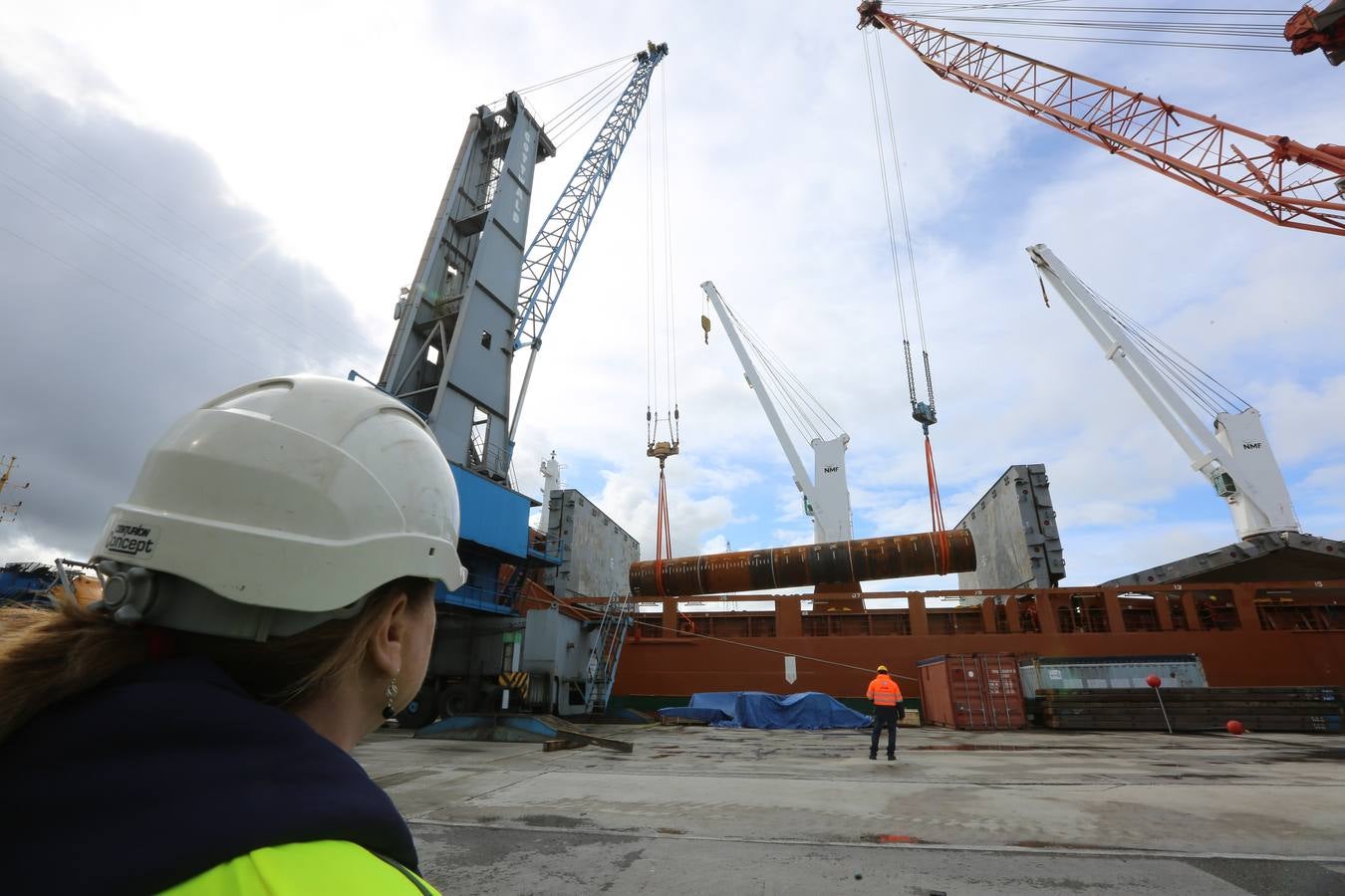 Iberdrola carga en Avilés material para el parque eólico de Wikinger