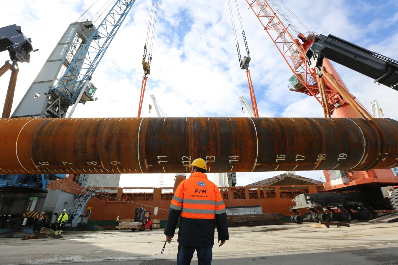 Iberdrola carga en Avilés material para el parque eólico de Wikinger