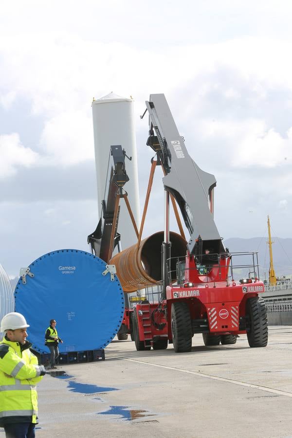 Iberdrola carga en Avilés material para el parque eólico de Wikinger