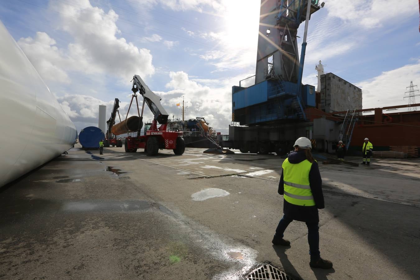 Iberdrola carga en Avilés material para el parque eólico de Wikinger