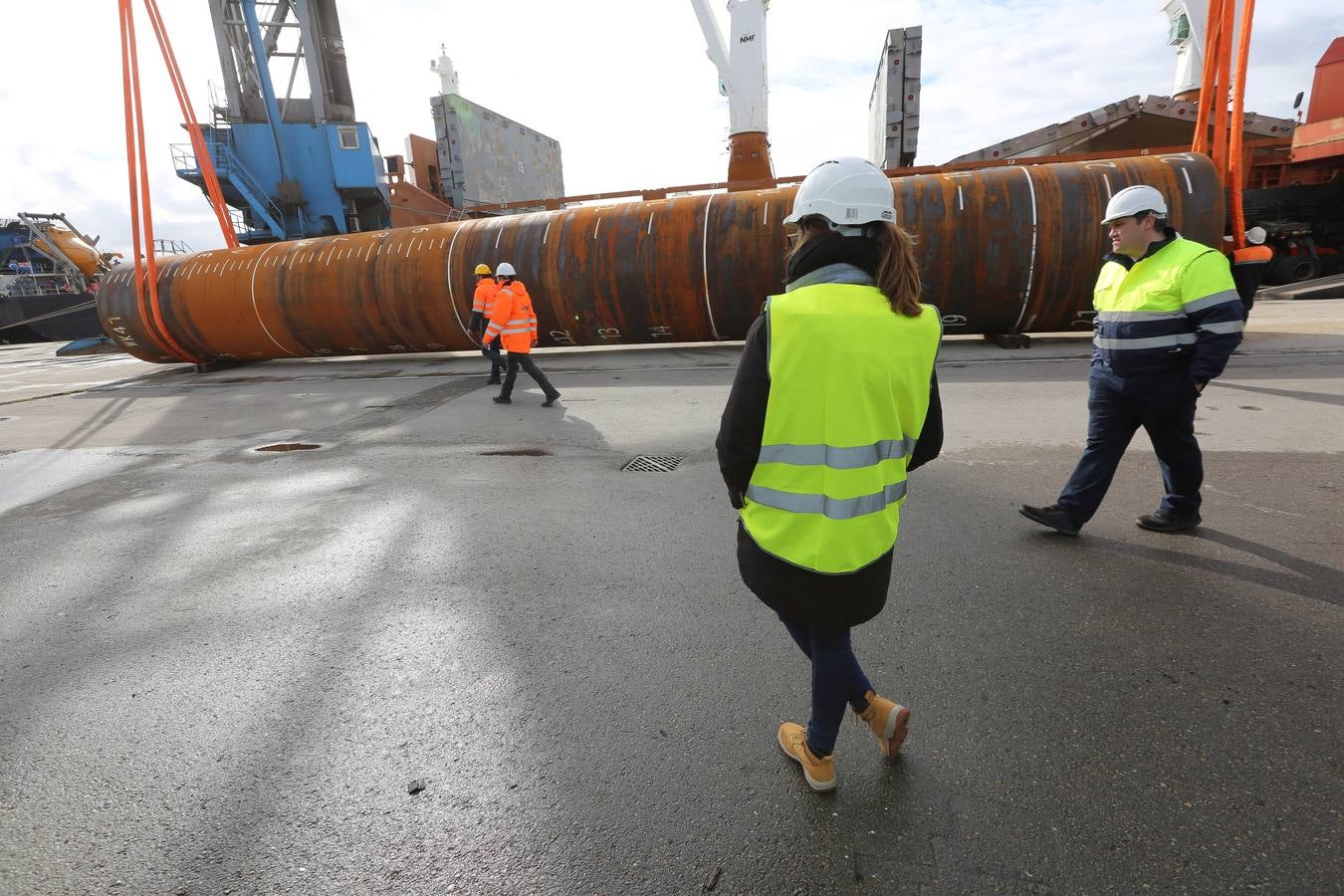 Iberdrola carga en Avilés material para el parque eólico de Wikinger