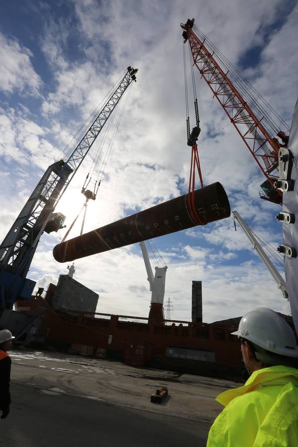 Iberdrola carga en Avilés material para el parque eólico de Wikinger