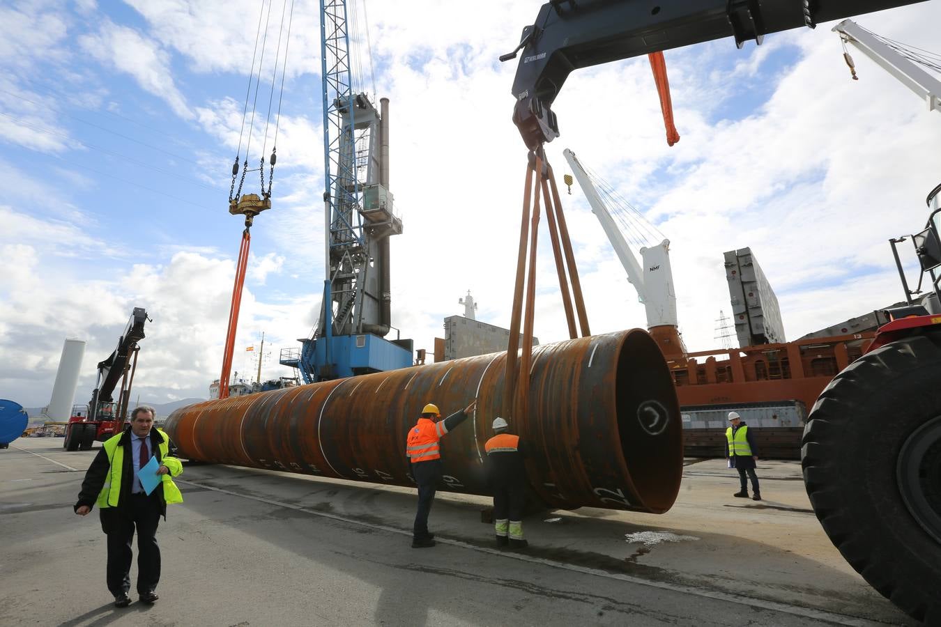 Iberdrola carga en Avilés material para el parque eólico de Wikinger