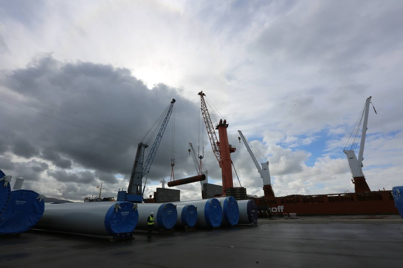 Iberdrola carga en Avilés material para el parque eólico de Wikinger