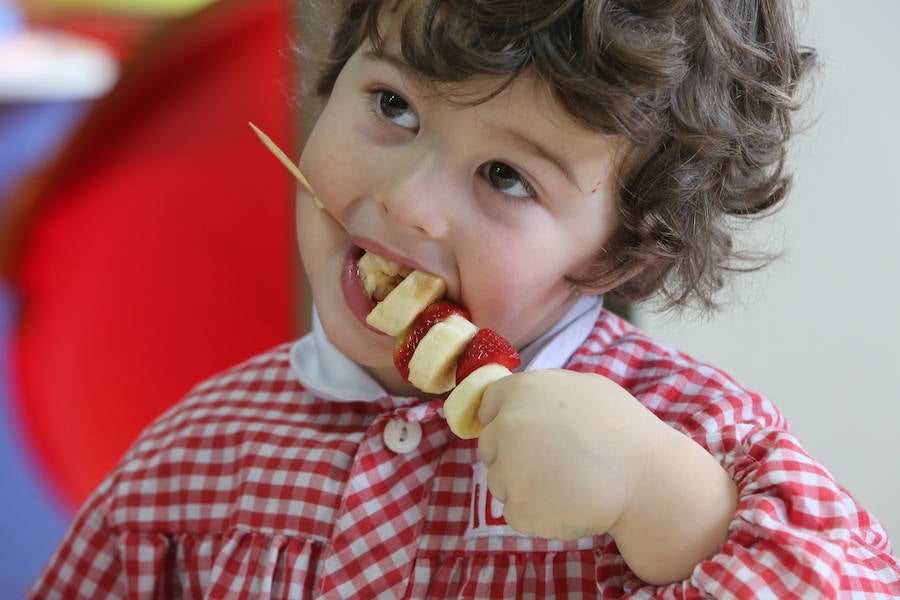 Los &#039;peques&#039; aprenden a comer fruta en el Marcelo Gago